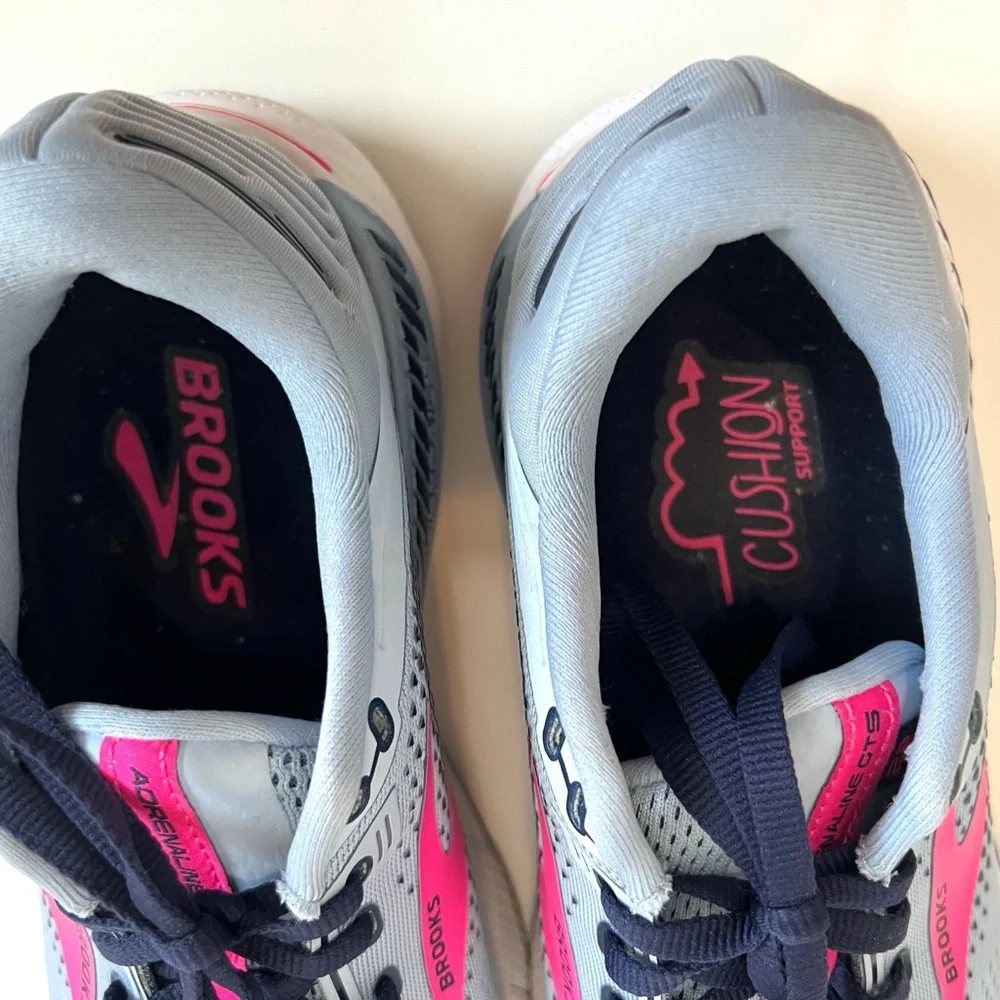 Like New Condition Brooks Women's Adrenaline GTS 22 Running Shoe, Size 9/40.5 EU - Picture 13 of 16